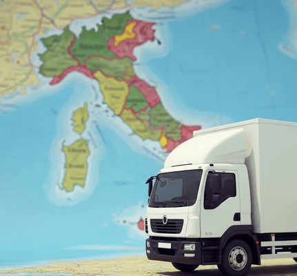 Camion per traslochi con una mappa dell'Italia sullo sfondo